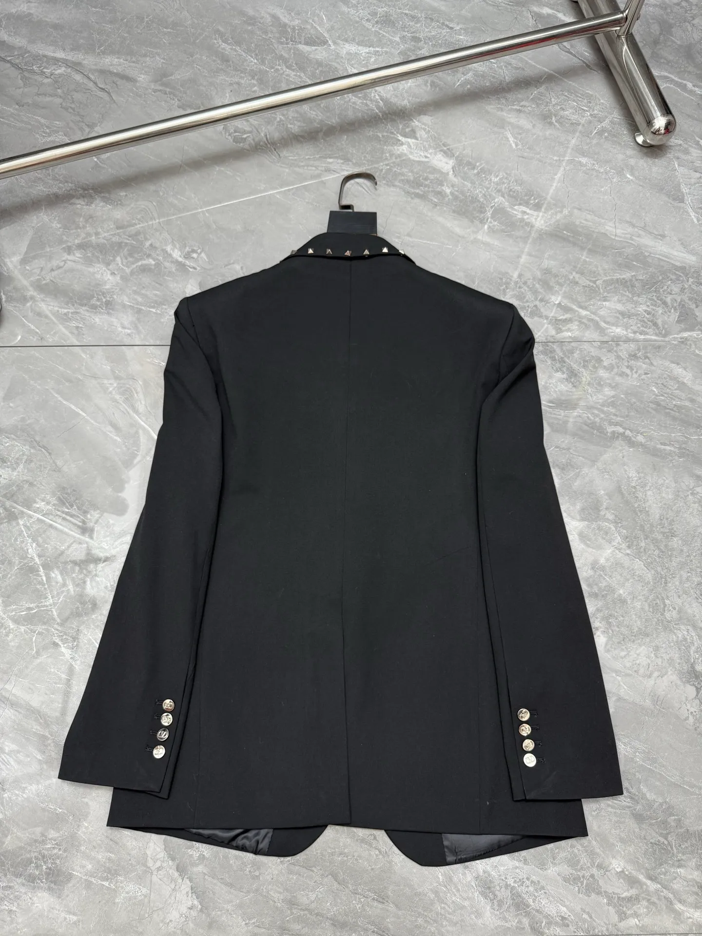 Valentin*/Valentino Heavy Industry Pyramid Rivet Suit Suit Sizes: 48.50.52.54.56.58 Color: Black Light Gray